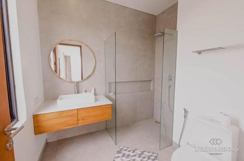 Villa Luna Kedungu: Modern 2-BR w/ pool & rooftop Villa in Kediri