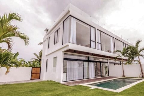 Villa Luna Kedungu: Modern 2-BR w/ pool & rooftop Villa in Kediri