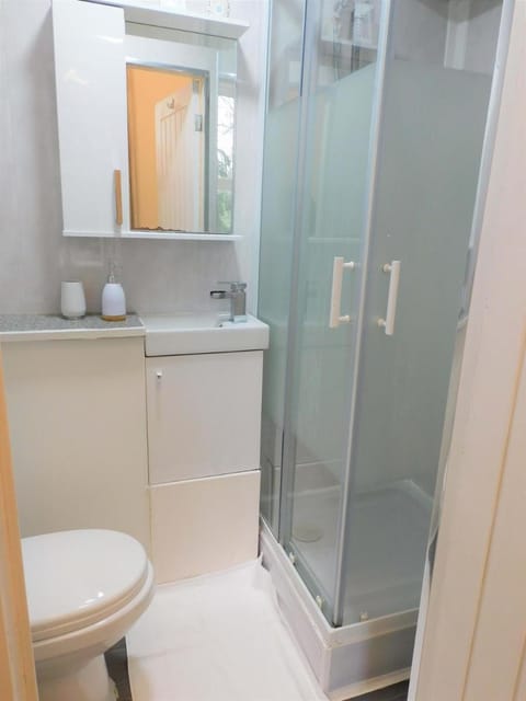 Comfortable 4 bed Apt in Paisley Next to Station Apartment in Paisley