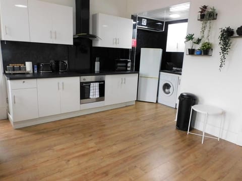 Comfortable 4 bed Apt in Paisley Next to Station Apartment in Paisley