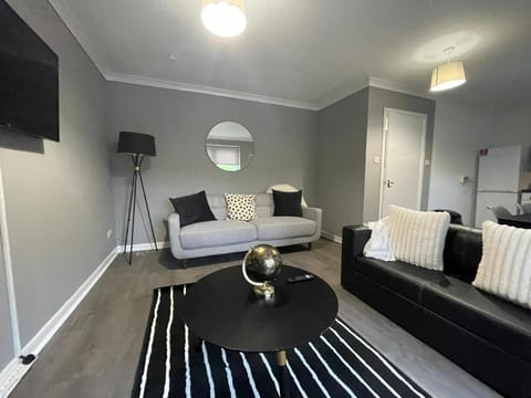 3 BDR Flat By Caledonia Luxe Stays Short Lets & Serviced Accommodation Coatbridge Vacation rental in Coatbridge