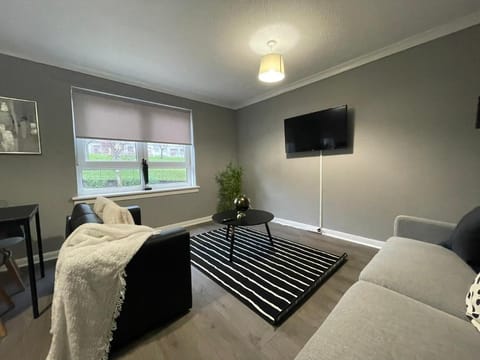 3 BDR Flat By Caledonia Luxe Stays Short Lets & Serviced Accommodation Coatbridge Vacation rental in Coatbridge