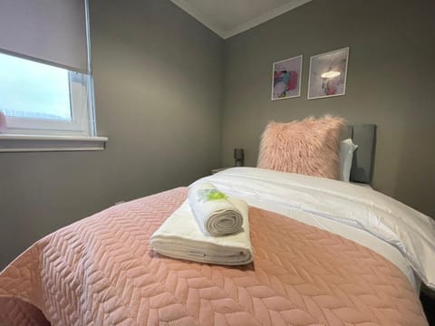 3 BDR Flat By Caledonia Luxe Stays Short Lets & Serviced Accommodation Coatbridge Vacation rental in Coatbridge