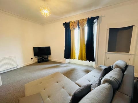 Luxury 3 Bedroom Entire Flat, Self Check Inout Apartment in Scotland