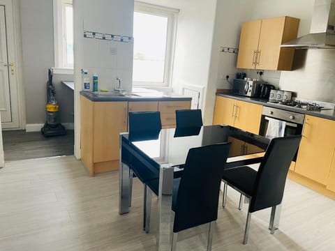 Luxury 3 Bedroom Entire Flat, Self Check Inout Apartment in Scotland