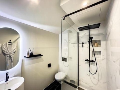 Suite Rouge baiser - Spa balnéothérapie Apartment in Saint-Étienne