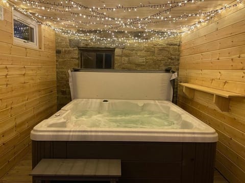 Chester House: Beautiful Cottage & Hot Tub Vacation rental in England