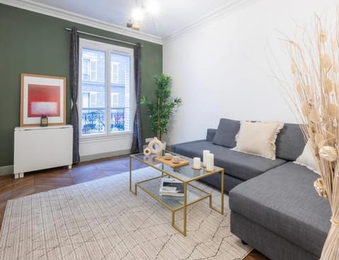 B1590 - Beautiful flat in Batignolles Apartment in Paris