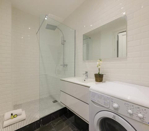 B1590 - Beautiful flat in Batignolles Apartment in Paris