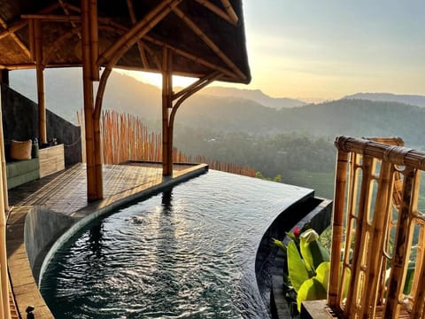 Avana Curve Cliffside Bamboo Villa with Pool Villa in Sidemen