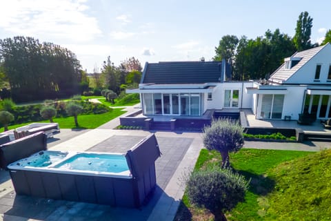 Unieke grote villa met XXL JACUZZI max 16 personen Villa in Ouddorp