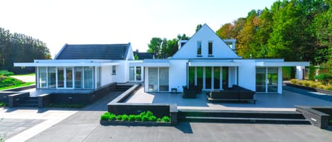 Unieke grote villa met XXL JACUZZI max 16 personen Villa in Ouddorp