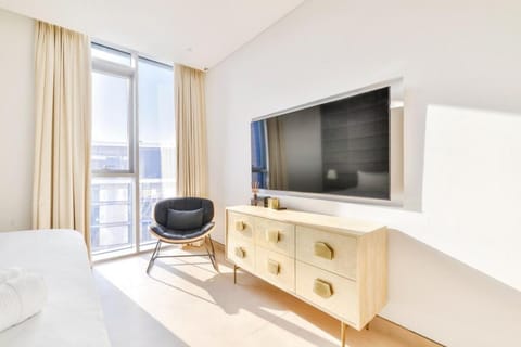 Luxurious Oasis ~ Breathtaking Views ~ King Beds Apartment in Dubai