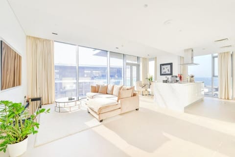 Luxurious Oasis ~ Breathtaking Views ~ King Beds Apartment in Dubai