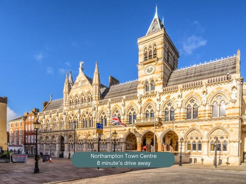 Berrywood House by Yoko Property Vacation rental in Northampton