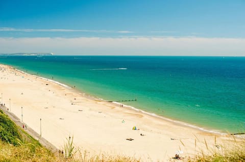 Stunning Beach Themed 2 Bed Apartment Hotel in Bournemouth