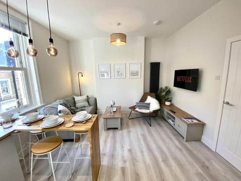 Stunning Beach Themed 2 Bed Apartment Hotel in Bournemouth