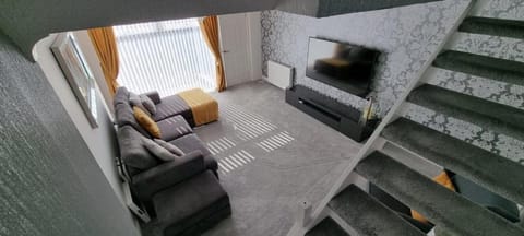 Beautiful 2 bed semi near M74 & Strathclyde Pk Vacation rental in Glasgow