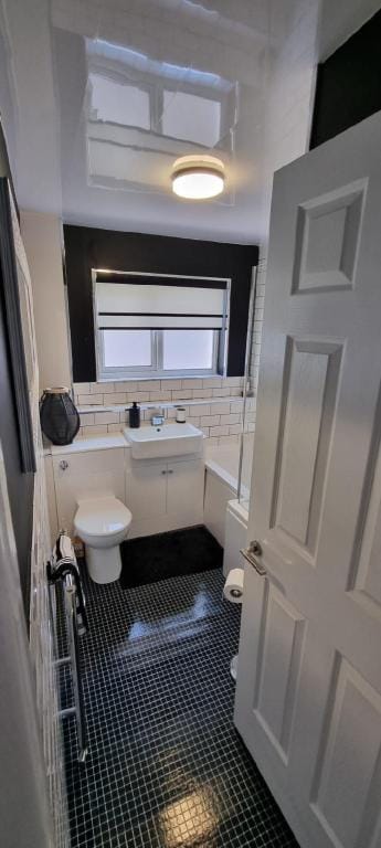 Beautiful 2 bed semi near M74 & Strathclyde Pk Vacation rental in Glasgow