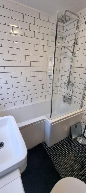 Beautiful 2 bed semi near M74 & Strathclyde Pk Vacation rental in Glasgow