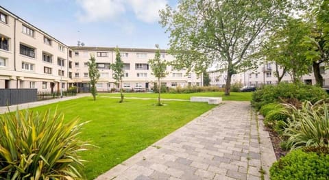 Lovely 1-bedroom property with balcony in West end Apartment in Glasgow