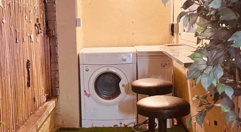 Lovely 1-bedroom property with balcony in West end Apartment in Glasgow