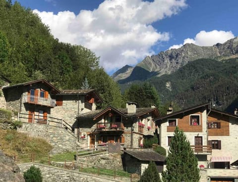 Baita in pietra vicino Funivia Chiesa V -1001Notte Vacation rental in Province of Brescia