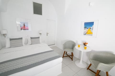 Vogue Suites Hotel in Oia
