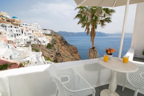 Vogue Suites Hotel in Oia