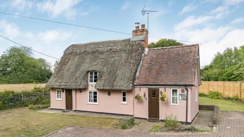 Two Bedroom Grade ll Cottage At AZ Luxury Stays Honey Horsefield With WiFi And Free Parking Vacation rental in St Edmundsbury District