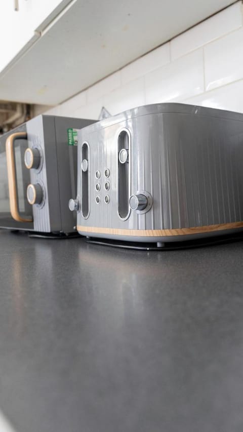 3 BDR House At Caledonia Luxe Stays Short Lets & Serviced Accommodation Airdrie Vacation rental in Airdrie