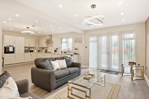 Luxurious 4 Bed House, Solihull, NEC, Airport, Business & Leisure Stays - Wisteria House Vacation rental in Shirley