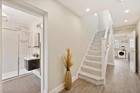 Luxurious 4 Bed House, Solihull, NEC, Airport, Business & Leisure Stays - Wisteria House Vacation rental in Shirley