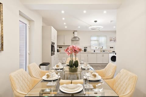 Luxurious 4 Bed House, Solihull, NEC, Airport, Business & Leisure Stays - Wisteria House Vacation rental in Shirley