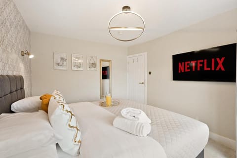 Luxurious 4 Bed House, Solihull, NEC, Airport, Business & Leisure Stays - Wisteria House Vacation rental in Shirley