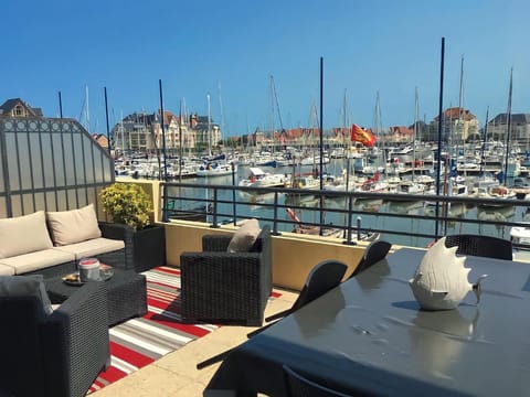 Duplex Loft with Terrace, Superb view of Port Guillaume, 7 minutes from the beach Apartment in Cabourg