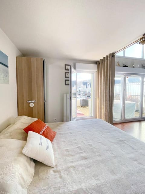 Duplex Loft with Terrace, Superb view of Port Guillaume, 7 minutes from the beach Apartment in Cabourg