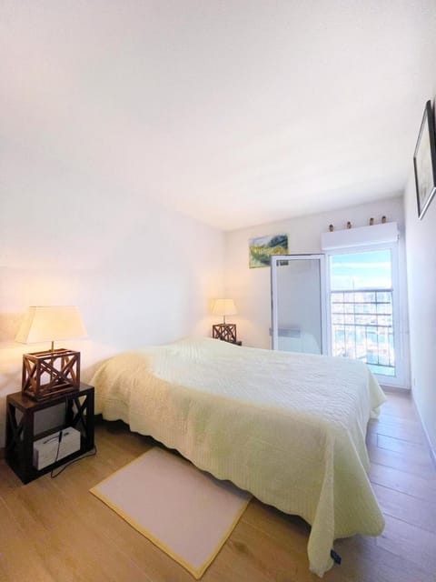 Duplex Loft with Terrace, Superb view of Port Guillaume, 7 minutes from the beach Apartment in Cabourg