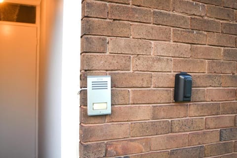 2ndHomeStays- Willenhall-A Serene 3 Bed House with a Garden View-Suitable for Contractors and Families-Sleeps 9 - 7 mins to J10 M6 and 21 mins to Birmingham Vacation rental in Walsall