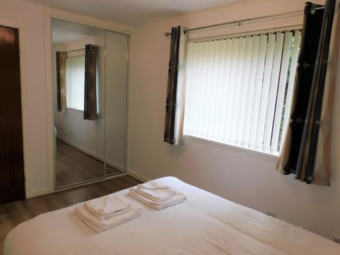 Two bed Apt, on Quiet Cul-de-Sac, Fab Location Apartment in Paisley