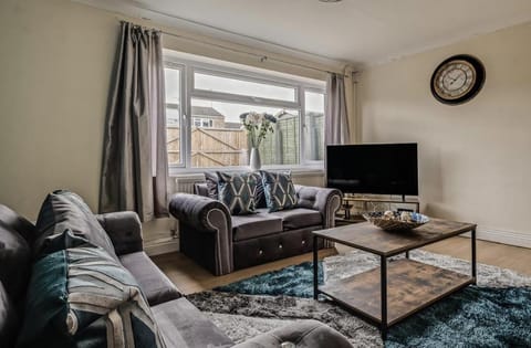 Outstanding 4 Bedroom House Vacation rental in Corby