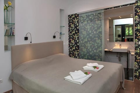 Tripodon Plaka | In the shade of Acropolis by GHH Apartment in Plaka