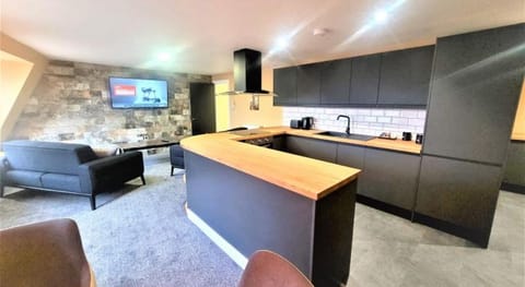 Friary House Serviced Apartments by Roomsbooked - 24Hr Reception Hotel in Gloucester