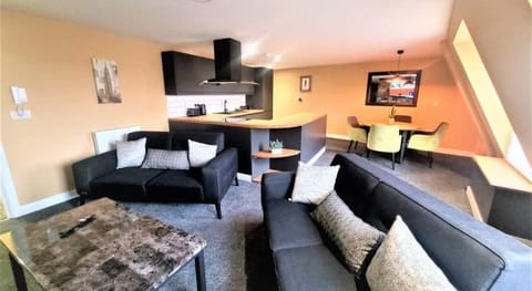 Friary House Serviced Apartments by Roomsbooked - 24Hr Reception Hotel in Gloucester