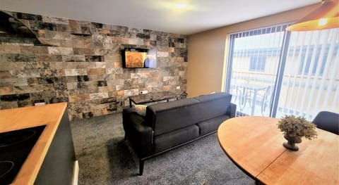 Friary House Serviced Apartments by Roomsbooked - 24Hr Reception Hotel in Gloucester