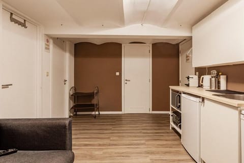 B10)GameRoom+Sauna+Jacuzzi 660m2 GroupHouse 40+ppl Vacation rental in Saint-Gilles