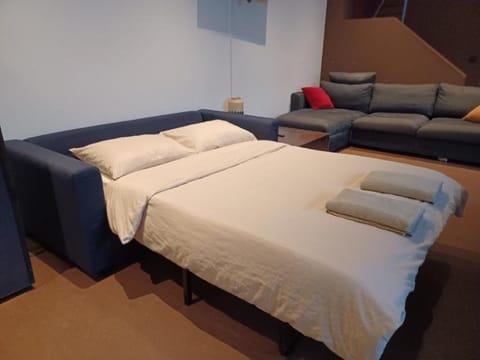 B10)GameRoom+Sauna+Jacuzzi 660m2 GroupHouse 40+ppl Vacation rental in Saint-Gilles