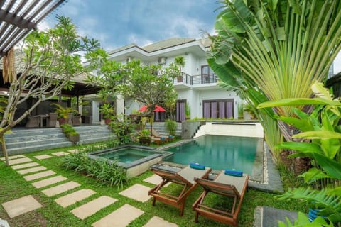 Cozy 7 BR Private Pool Villa walking Beach Y017 Villa in North Kuta
