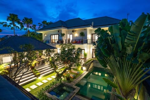 Cozy 7 BR Private Pool Villa walking Beach Y017 Villa in North Kuta