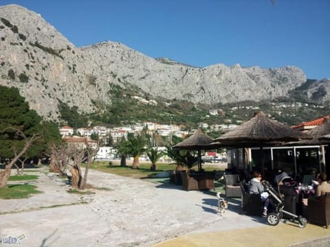 Dvosoban apart Jadra sa 2 kupaonice i 2 klime Omiš Apartment in Omiš bus station